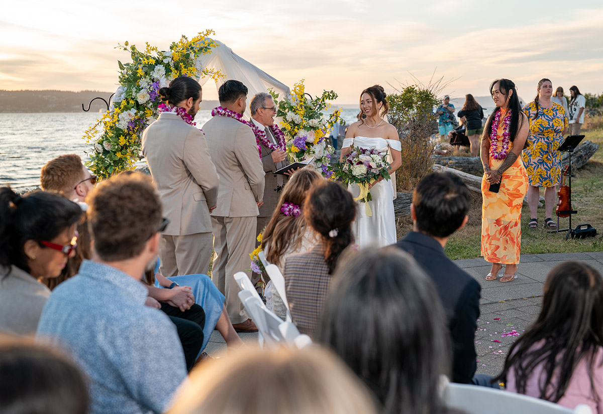 The wedding photo of a couple taking the oath.