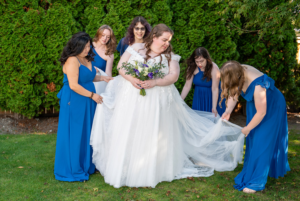 A beautiful photo of the bride and her wingwomen.